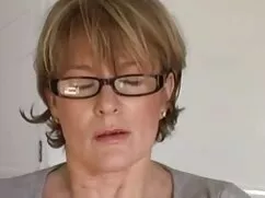Violación de la trio español xxx chica en la mesa con un amigo de su